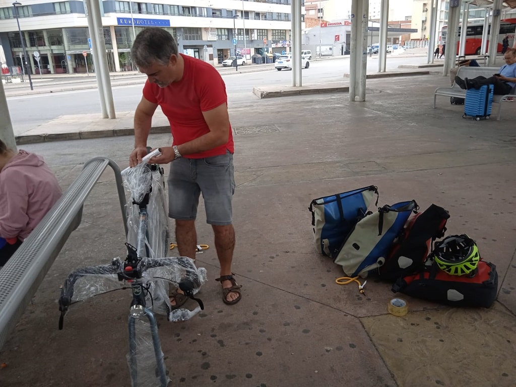 BICICLETAS URBANAS BLOG DE MOVILIDAD embalando la bici para subirla a un bus embalando la bici para subirla a un bus