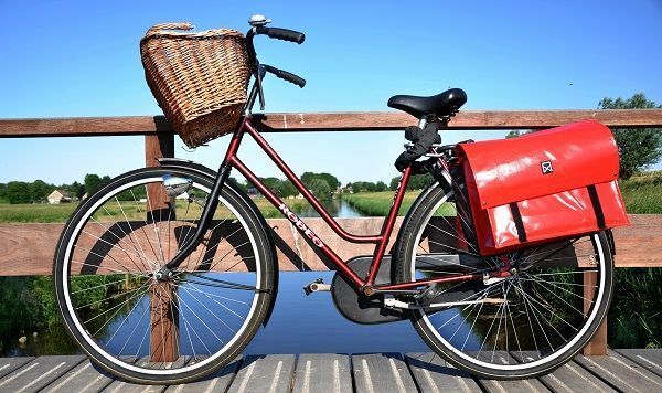 bicicleta-con-cesta-y-alforjas