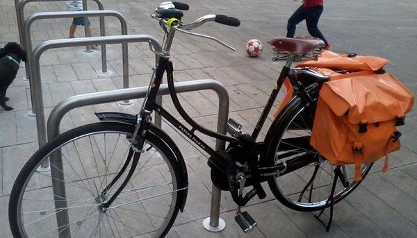 bici con alforjas y guarda barros