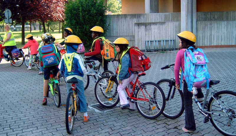 BICICLETAS URBANAS BLOG DE MOVILIDAD El bicibus es una forma de llevar a los niños en bici de forma segura El bicibus es una forma de llevar a los niños en bici de forma segura