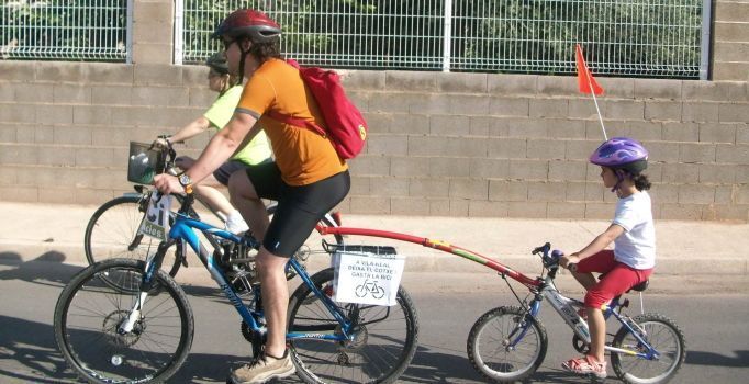 BICICLETAS URBANAS BLOG DE MOVILIDAD Yo remolcando a mi hija con su bici de 16 pulgadas Yo remolcando a mi hija con su bici de 16 pulgadas