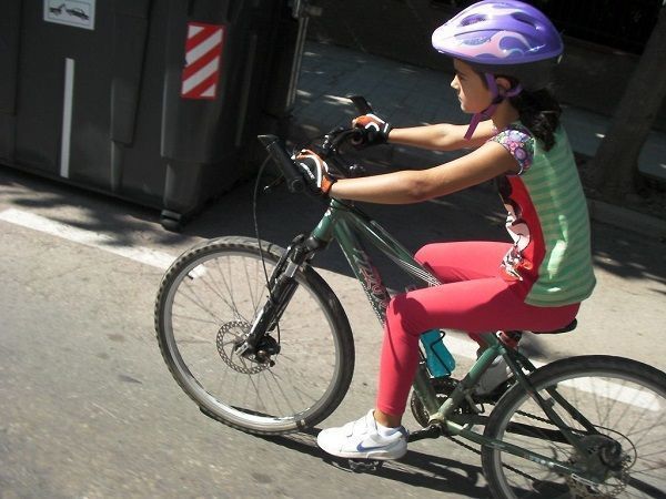 BICICLETAS URBANAS BLOG DE MOVILIDAD Mi hija con su bici de 24 pulgadas Mi hija con su bici de 24 pulgadas