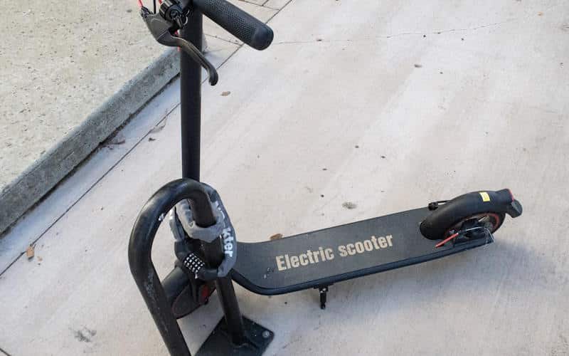 como candar un patinete electrico