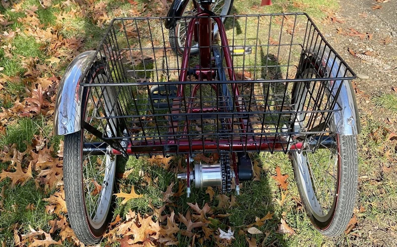 BICICLETAS URBANAS BLOG DE MOVILIDAD detalle del sistema de transmisión con diferencial en triciclo adulto de dos ruedas traseras detalle del sistema de transmisión con diferencial en triciclo adulto de dos ruedas traseras