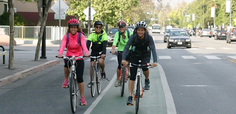 BICICLETAS URBANAS BLOG DE MOVILIDAD grupo de ciclistas con bicicletas urbanas circulando por ciudad con carril bici grupo de ciclistas con bicicletas urbanas circulando por ciudad con carril bici