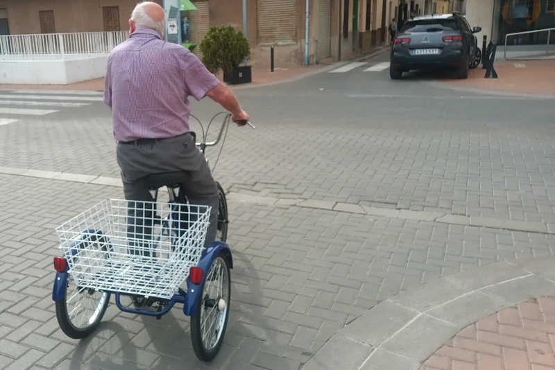 abuelo en un triciclo adulto
