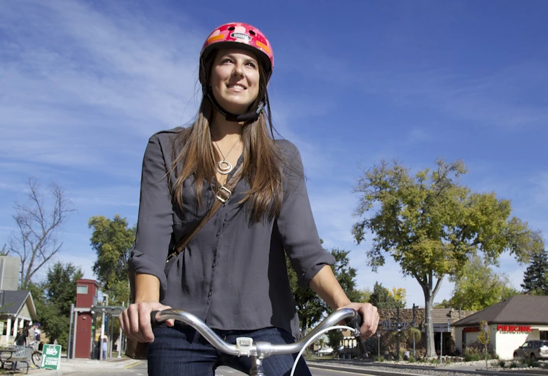 BICICLETAS URBANAS BLOG DE MOVILIDAD ciclista urbana con casco de bicicleta rodando por ciudad en entorno urbano tranquilo ciclista urbana con casco de bicicleta rodando por ciudad en entorno urbano tranquilo