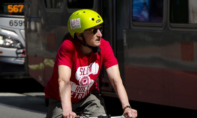 BICICLETAS URBANAS BLOG DE MOVILIDAD ciclista con casco de bicicleta para ciudad circulando en entorno urbano con tráfico ciclista con casco de bicicleta para ciudad circulando en entorno urbano con tráfico