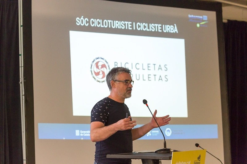 BICICLETAS URBANAS BLOG DE MOVILIDAD dando charla ciclismo urbano dando charla ciclismo urbano