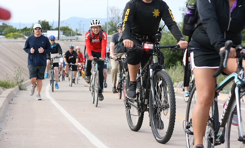 BICICLETAS URBANAS BLOG DE MOVILIDAD ciclistas circulando por carril bici en ciudad con bicicletas urbanas ciclistas circulando por carril bici en ciudad con bicicletas urbanas